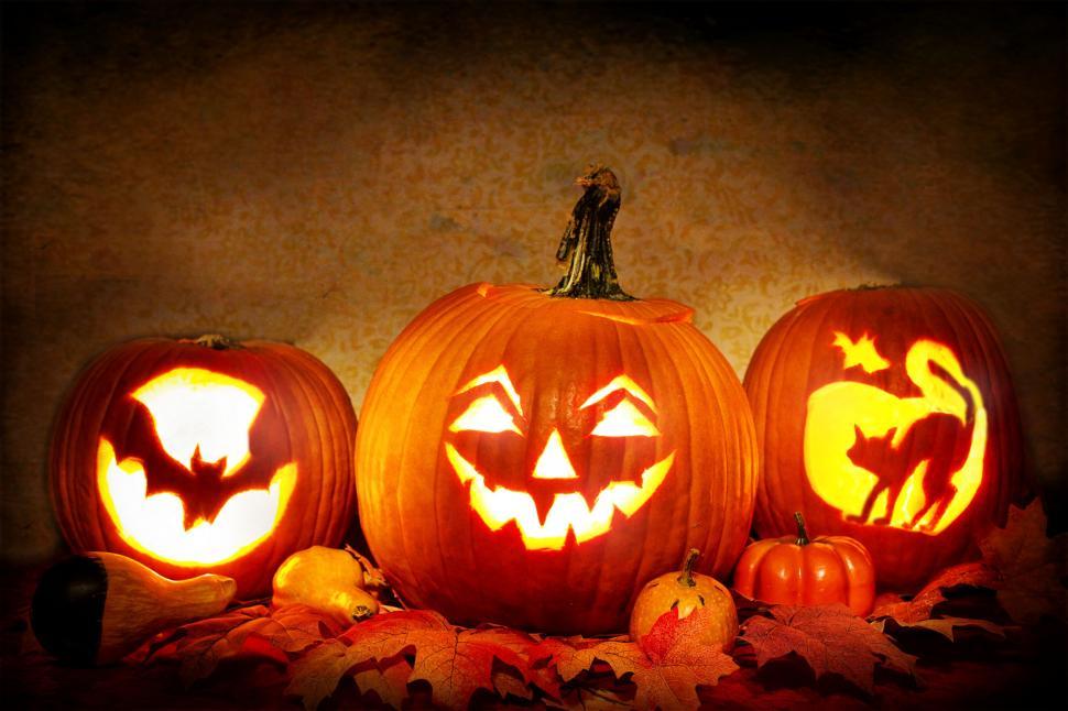 Free Image of Jack-o\'-lanterns - Lit 